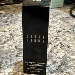 SKIN LONG-WEAR WEIGHTLESS FOUNDATION SPF 15
16-hour, breathable-Warm Beige W-046